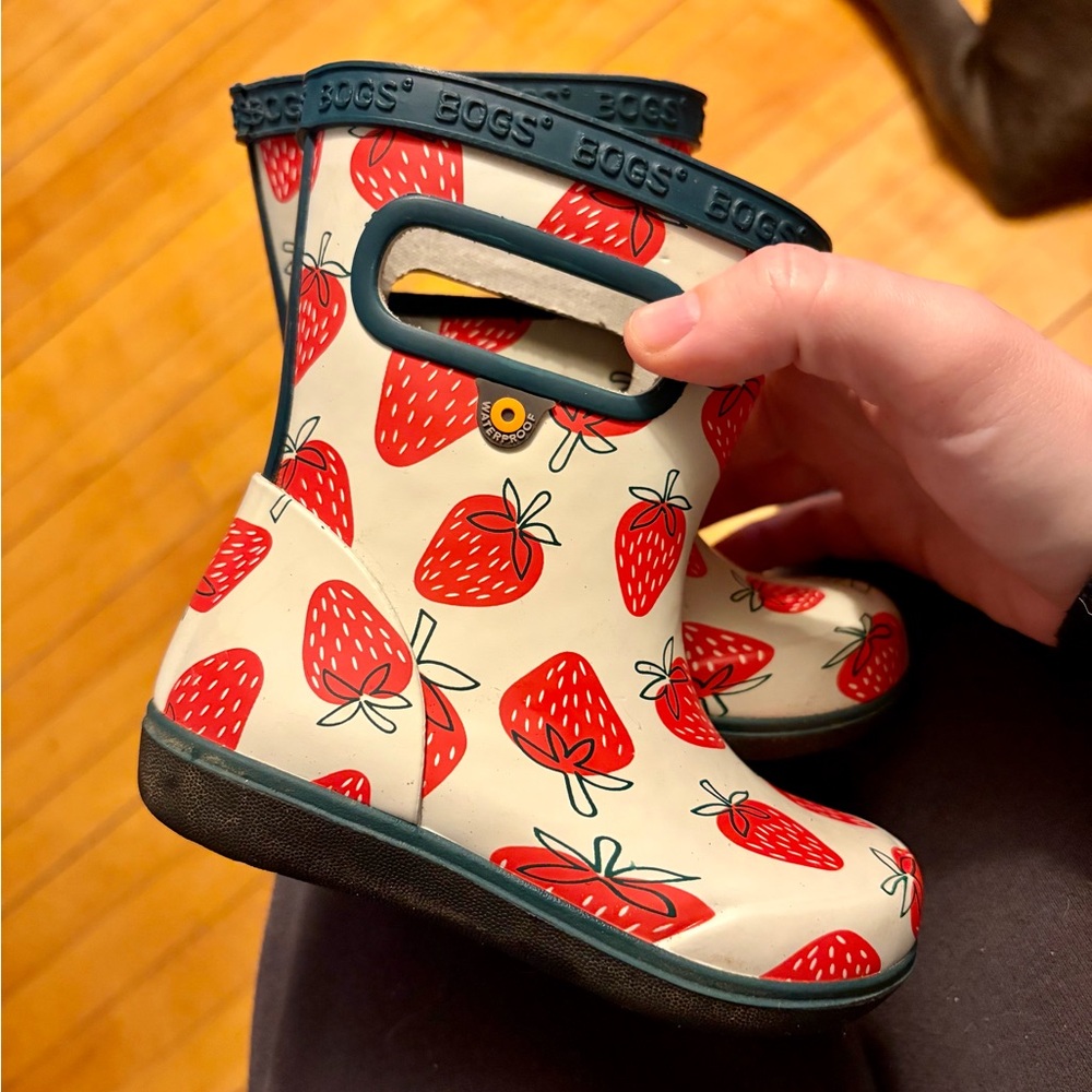 Bogs Infant size 6 Strawberry Boots